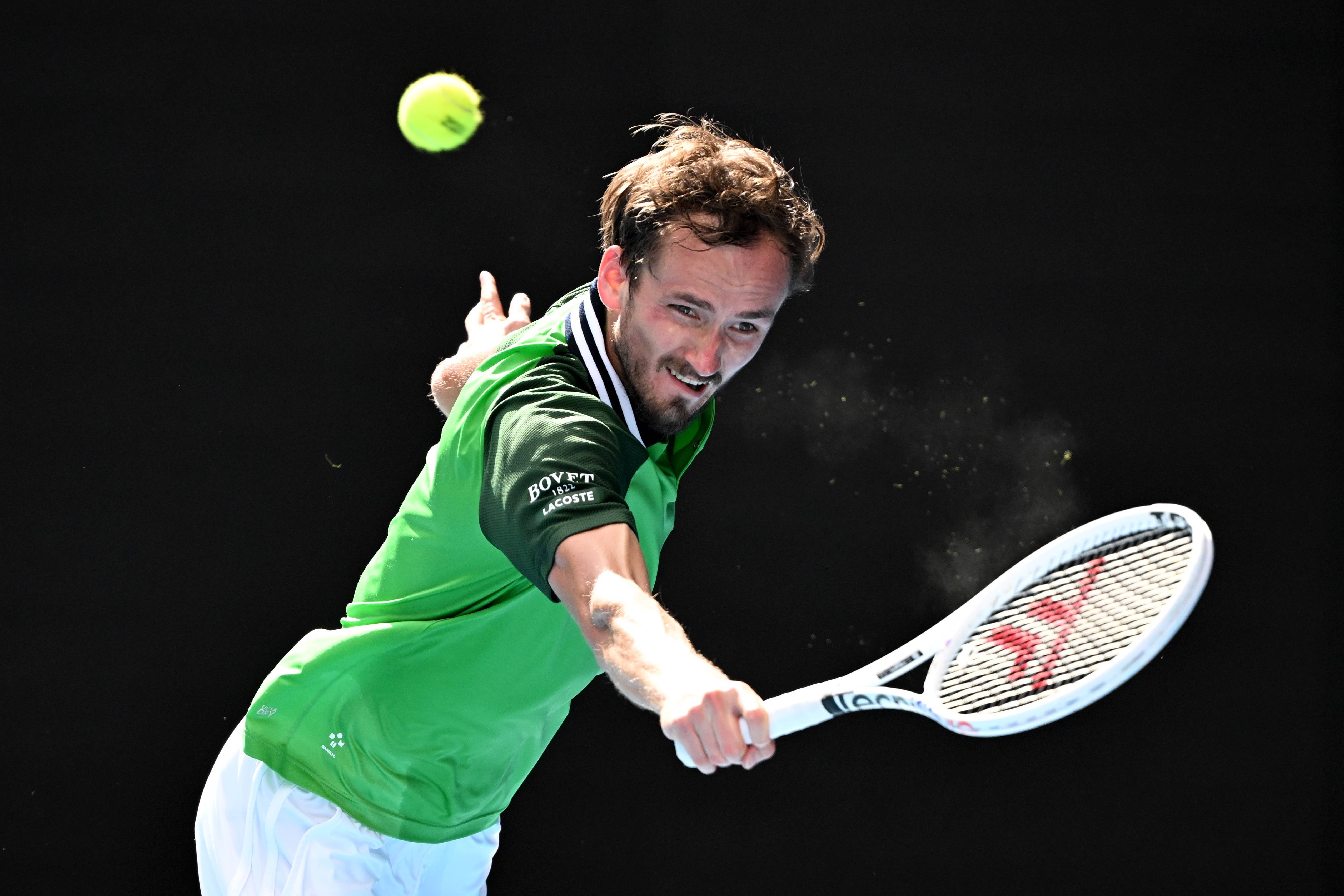 西班牙网球队逆转世界网球队，梅德韦杰夫关键制胜的简单介绍