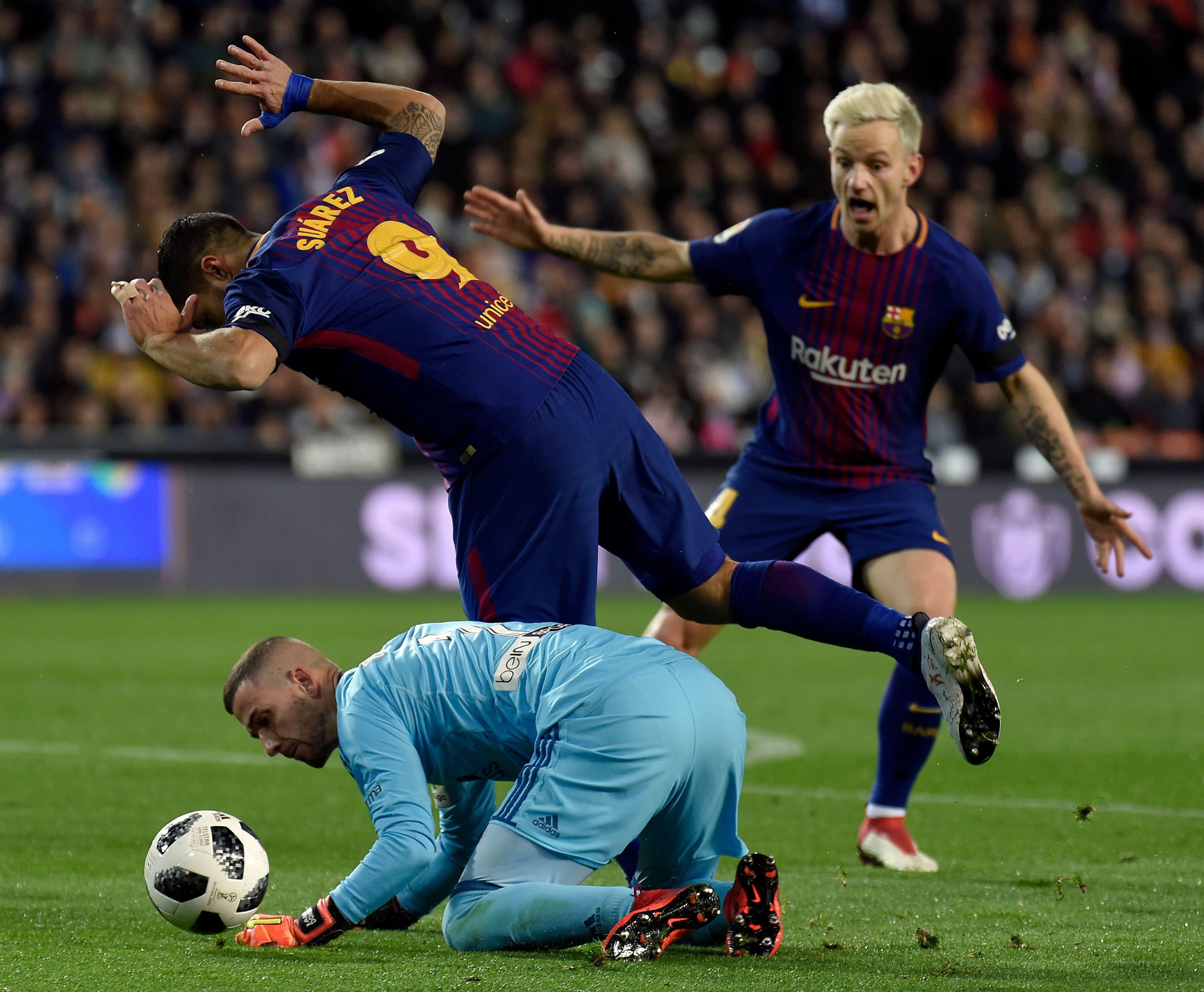 包含西班牙在悬念对决中获胜，锁定欧洲锦标赛席位的词条