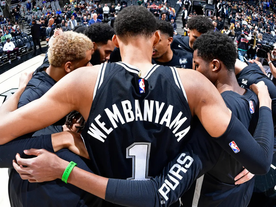 开云体育平台APP-战胜强敌后的马刺队员大声欢呼,凭实力获胜