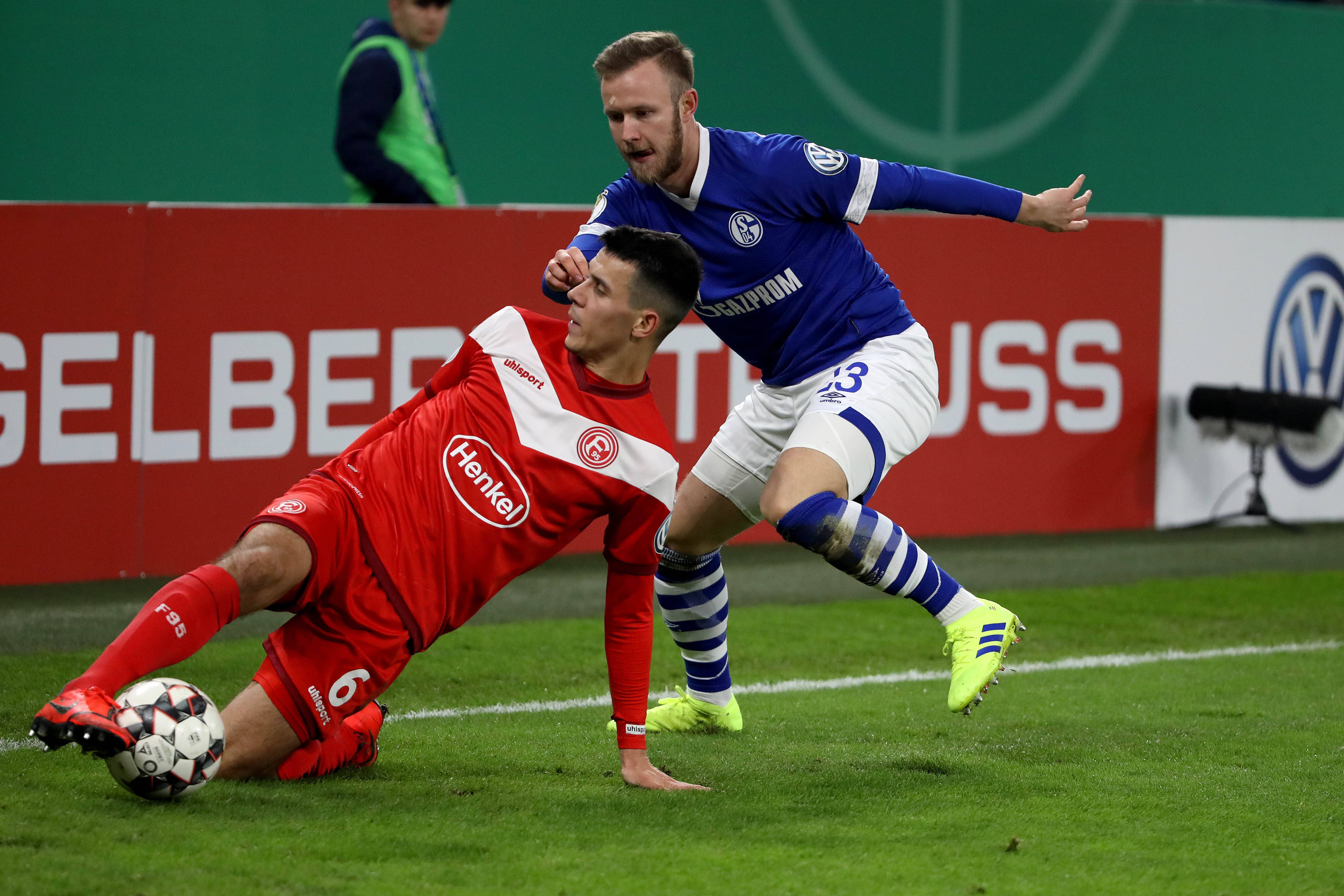 包含欧洲足球顶级联赛的争夺日益白热化的词条 包含欧洲足球顶级联赛的争夺日益白热化的词条