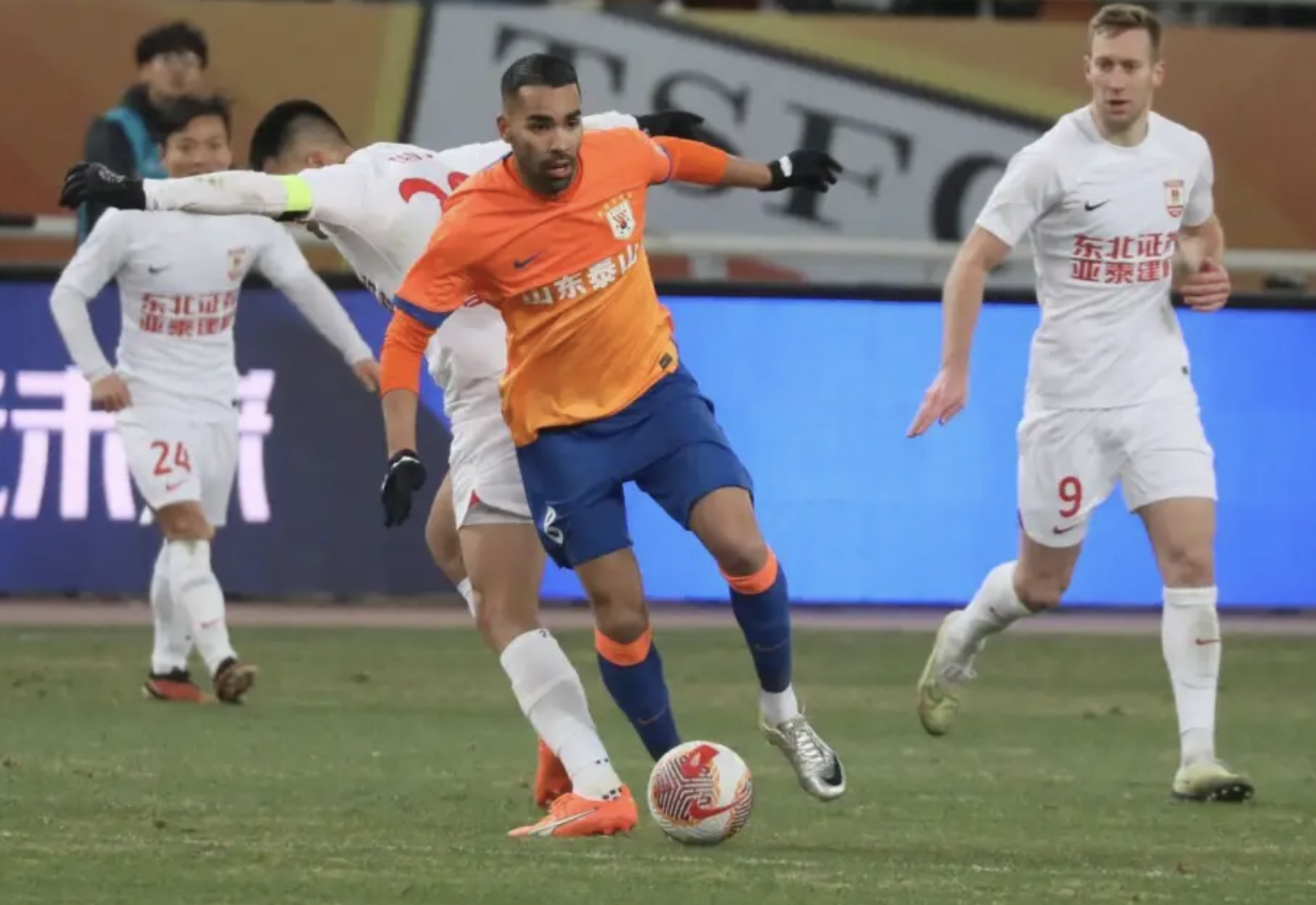 外援表现抢眼,球队整体实力提升的简单介绍 外援表现抢眼,球队整体实力提升的简单介绍