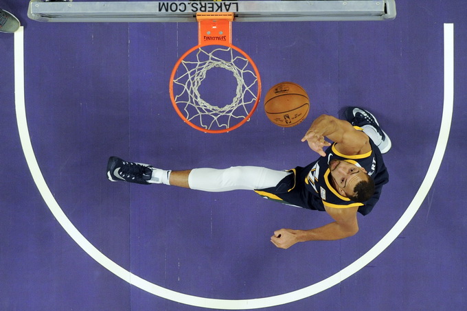 爵士险胜深圳队，戈贝尔点燃赛场的简单介绍