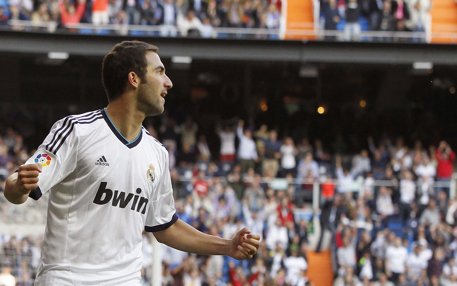 开云体育在线-绿茵场与赛车道的交响,尤文稳胜爱尔兰,穆勒F1争冠接管比赛的双重奏