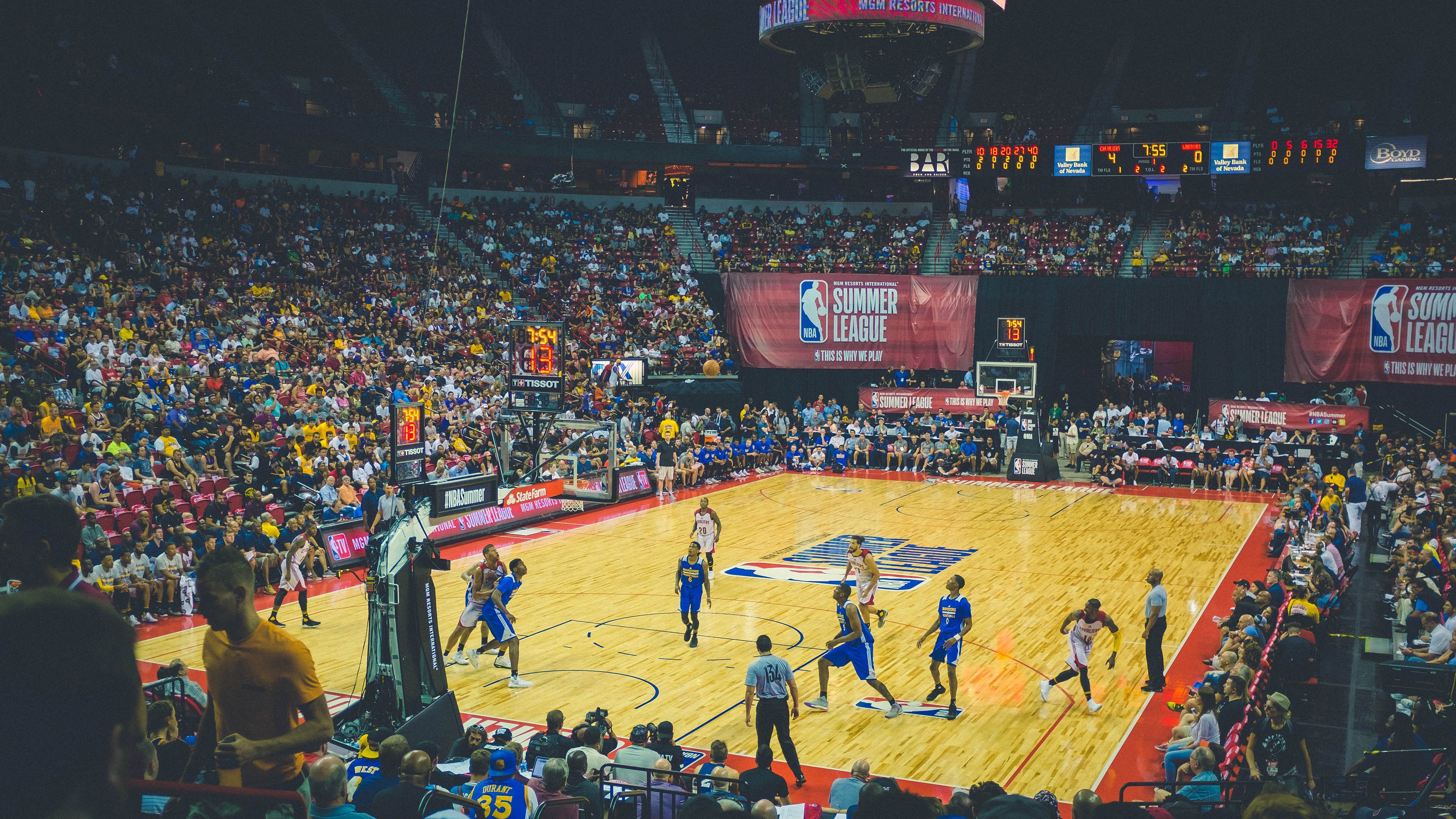 开云官方app入口-广厦铁骑踏破开拓者,库里三分雨彻底撕裂防线