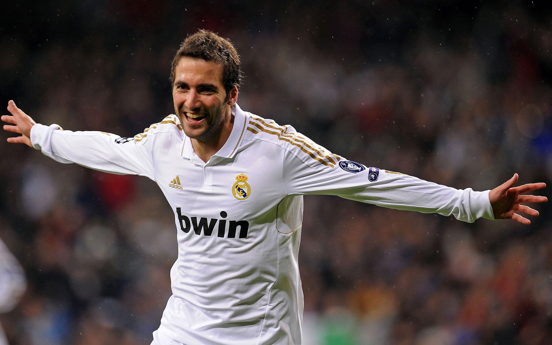 赛道上的绝对统治，红牛车队轻取阿斯顿马丁，维斯塔潘带队再取胜利